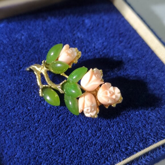 Vintage Jewelry - Pink Roses Brooch Gold Tone Metal Pink Jade Green Craved Porcelain Stones